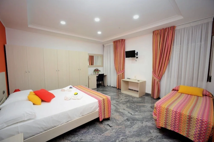 Standard Triple room with city view