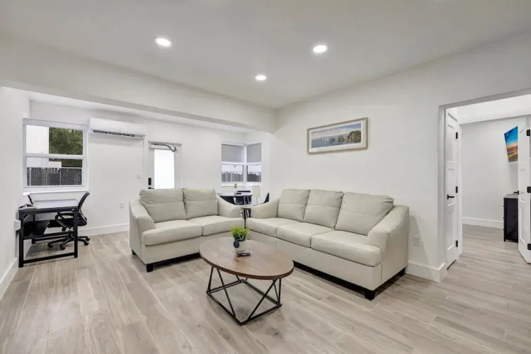 2BR 1BA off Las Olas Steps to Beach