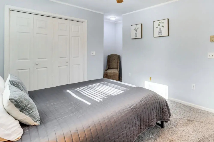 4 Mi to Camelback! Group-friendly Poconos Cabin