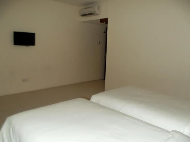 L Bajo Hotel