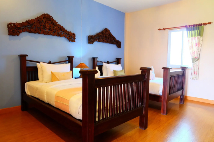 P Paradise Hotel
