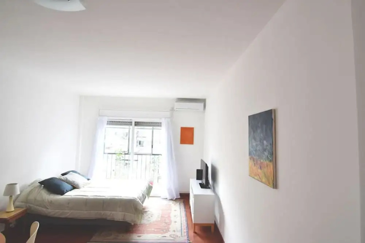 Modern studio with balcony by Sofacama
