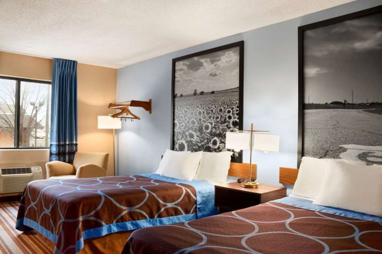 Super 8 By Wyndham Pittsburg Ks