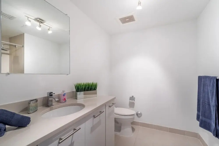 Modern, Cozy 2 BDR With Balcony,steps From Beach