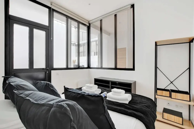Authentique Apartment - 1br- 2P- Voltaire
