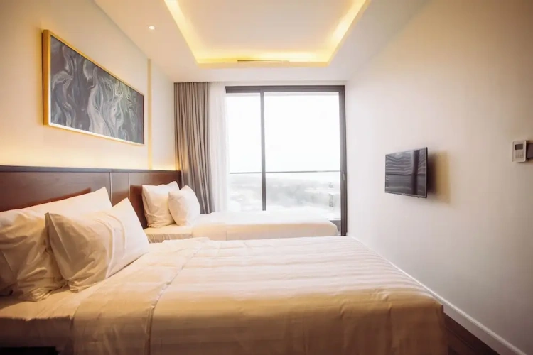 Grand Suite with land view