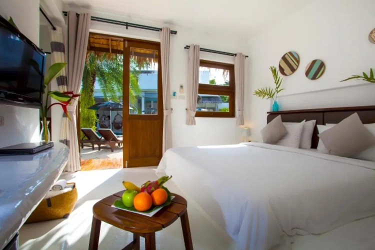 Bungalow with balcony and with garden view