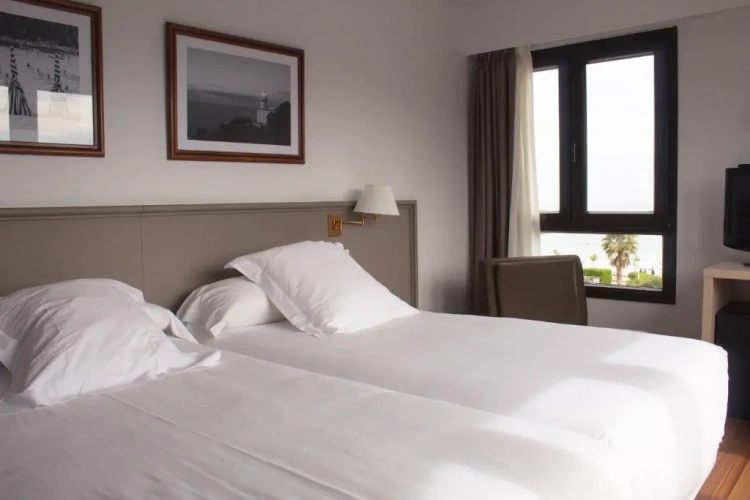 Standard Twin room with sea view