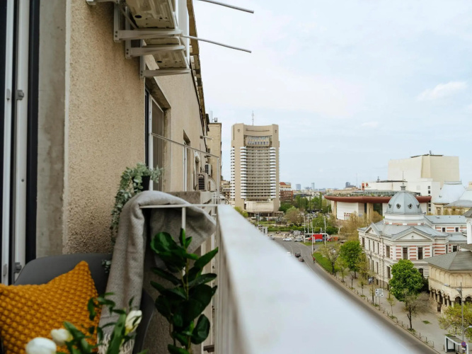 Sunny 2BR Flat - Top Location - Amazing Balcony