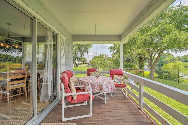 Docks + Balcony: Peaceful River Abode in Dunnellon