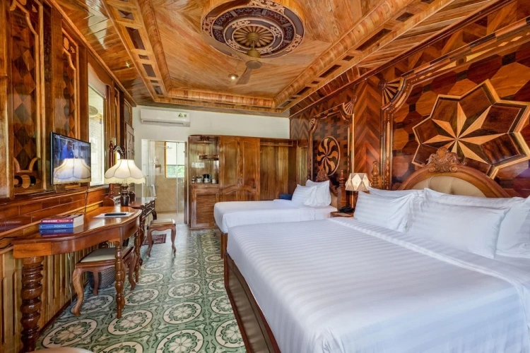 Deluxe Triple room with balcony and with partial sea view
