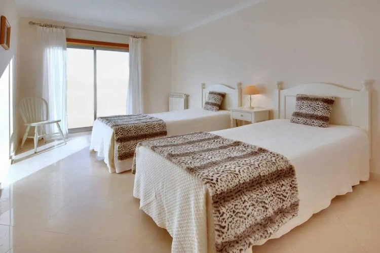 4 Bedrooms Villa