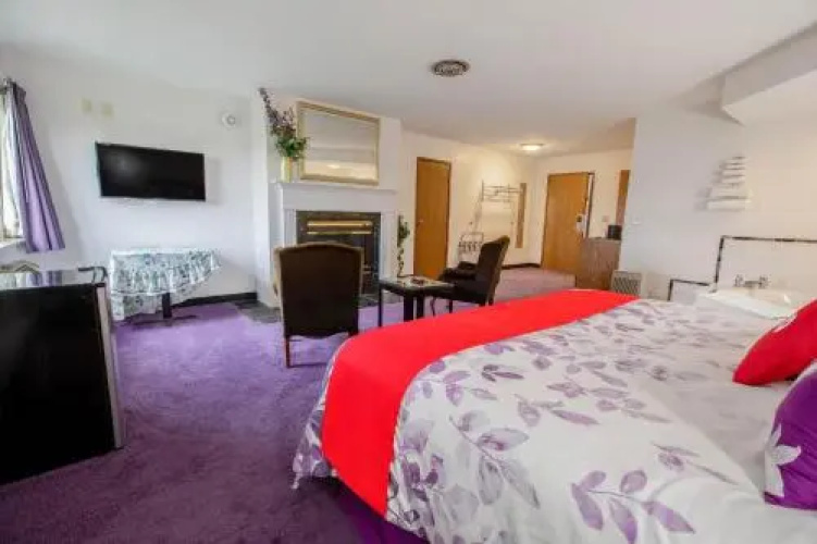 Brass Bell Inn And Suites