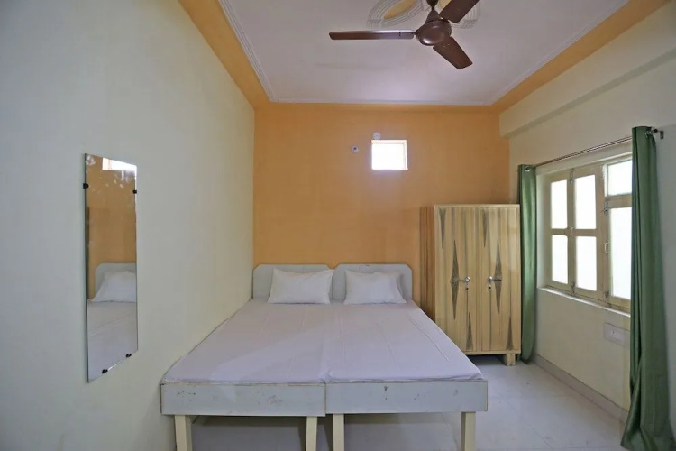SPOT ON 48911 Sukhrali Residency