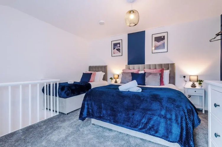 2 Droylsden Road