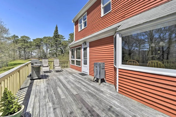 Peaceful Chilmark Farmhouse by Menemsha Beach