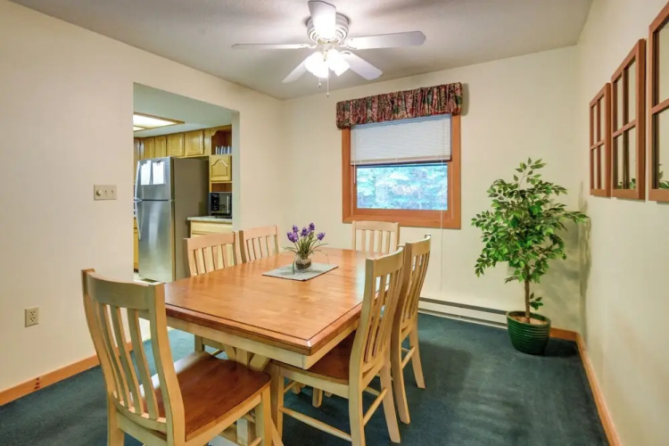 Well-appointed Lincoln Abode: Ski, Swim + Fish!