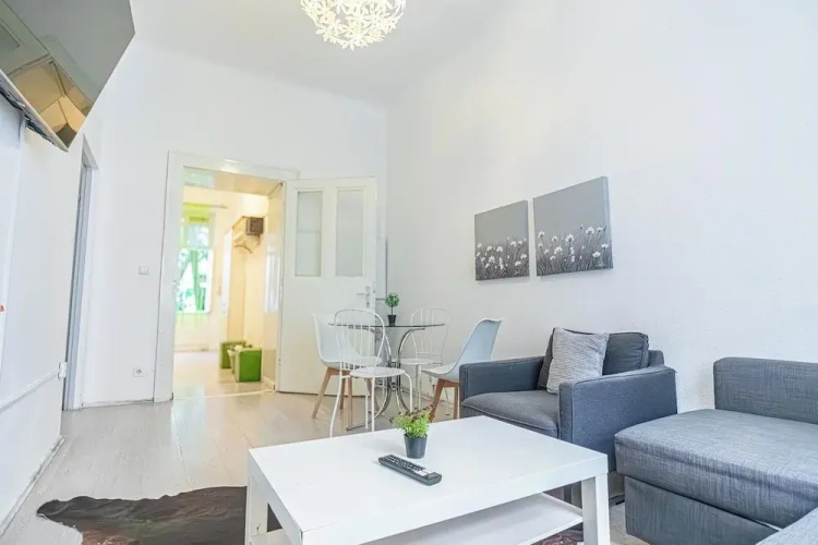 Budget 1BR Near Belvedere Palace
