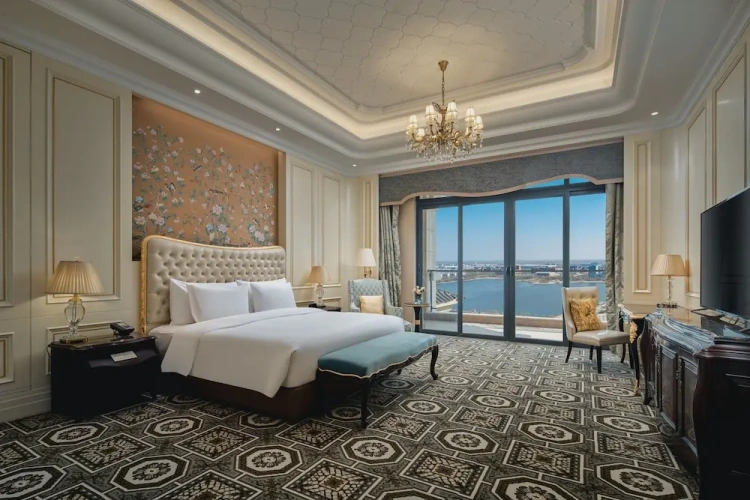 1 Bedroom Suite with balcony and with lake view