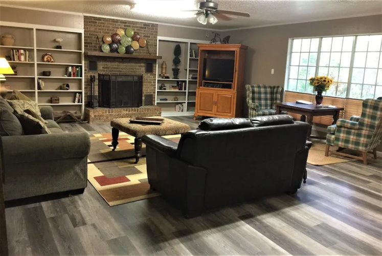 Mountain Harbor's four bedroom house by RedAwning