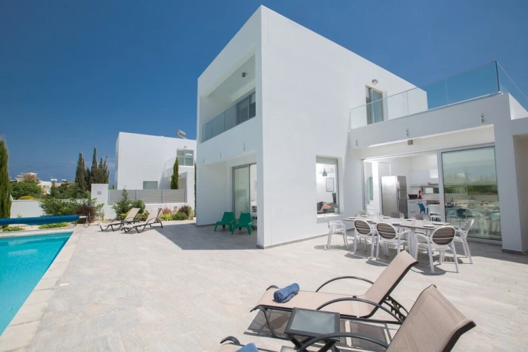 5 Bedrooms Villa