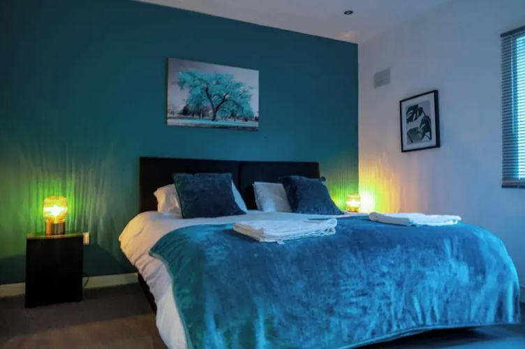 4br-sleeps8-privategarden-freeparking