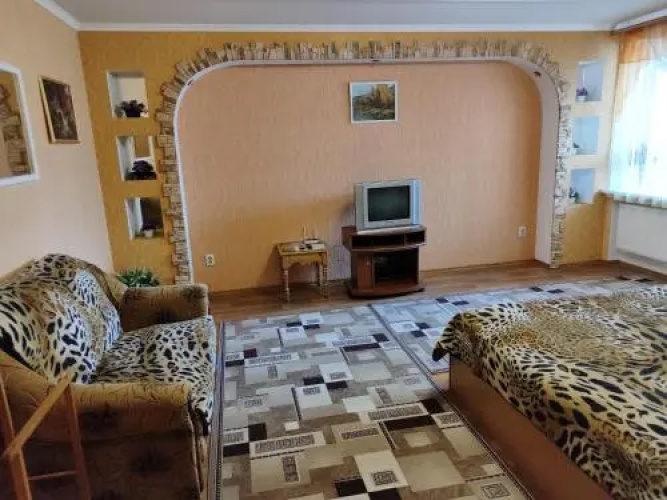 Apartment on Peremohy Street 8