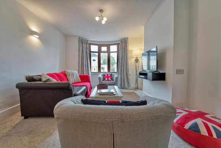 Cosy 3 Bedroom Home with Parking