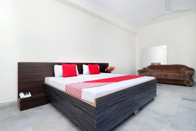 OYO 18570 Hotel Jazz