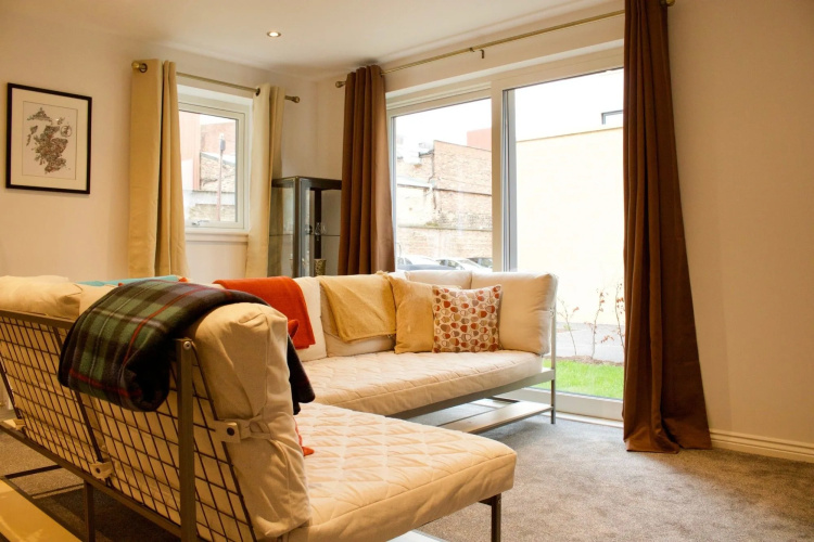2 Bedroom Flat In Broughton Area