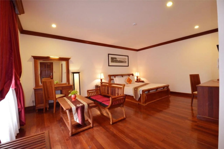 The Suite By Royal Crown Hotel
