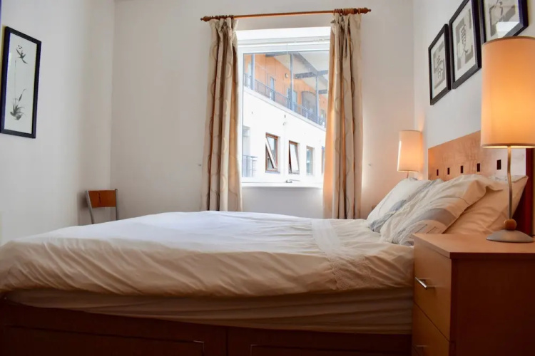 Modern 1 Bedroom Apartment Near the River