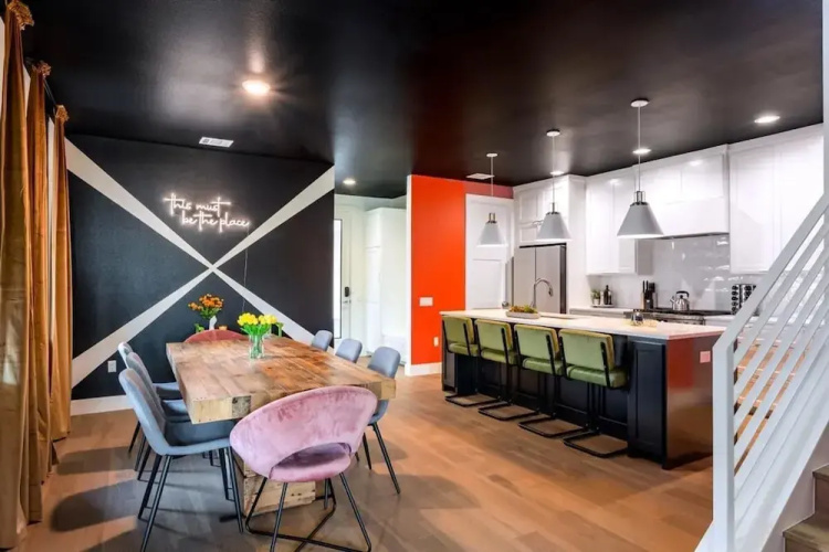 Queen's Gambit - 7 Minutes From Downtown - Sleeps 16