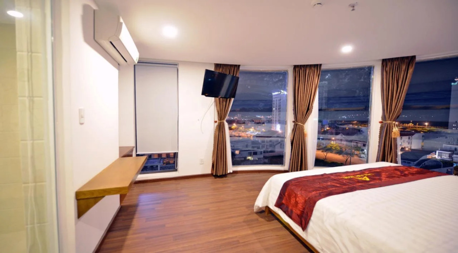 La Beach Hotel