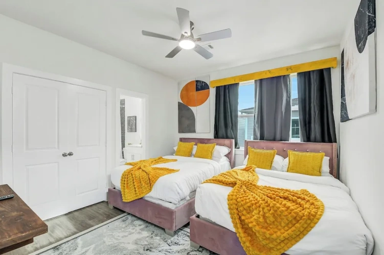 Luxe 3 BR w/ Garage + Patio, 5 min NRG & Med Ctr