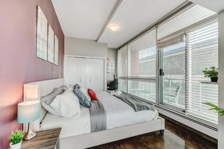Upscale 2BR Condo - King Bed - Stunning City Views