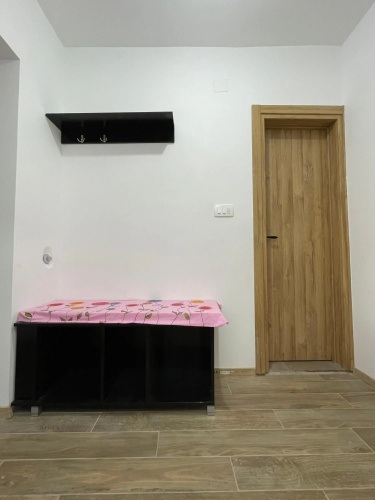 Entire spacious apartment with free parking