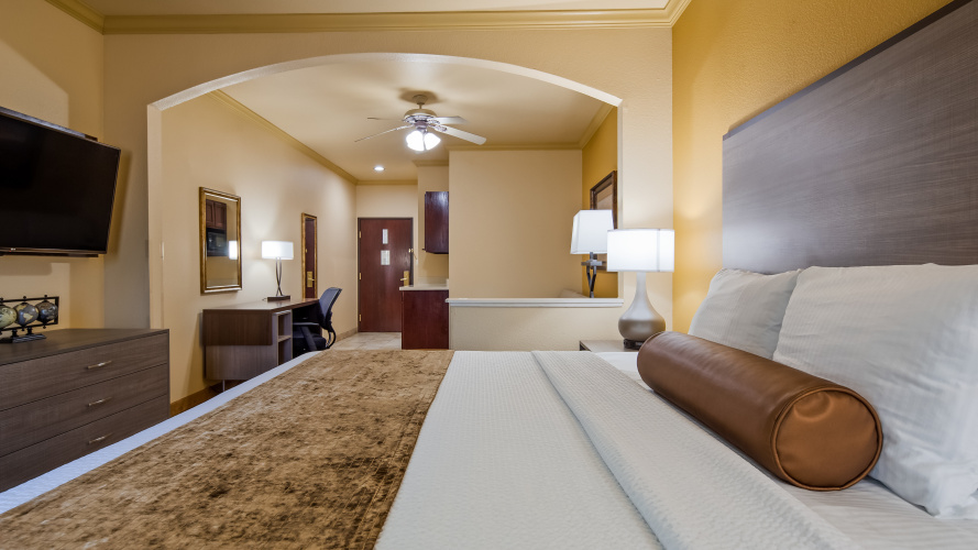 Best Western Plus Crown Colony Inn & Suites