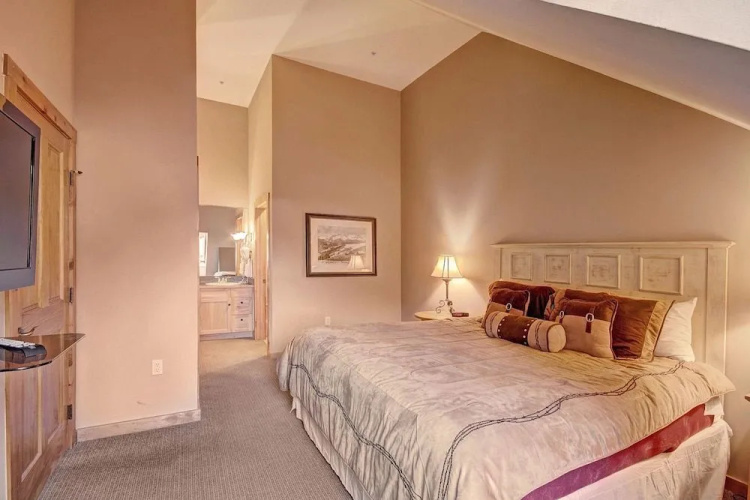8539 Dakota Lodge by RedAwning