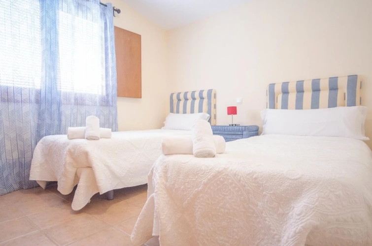 6 Bedrooms Villa