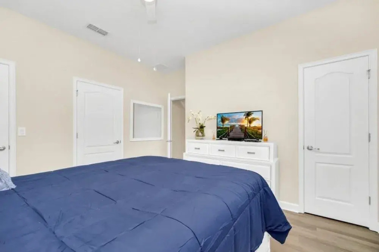 4891clock 4 Bedroom Townhouse