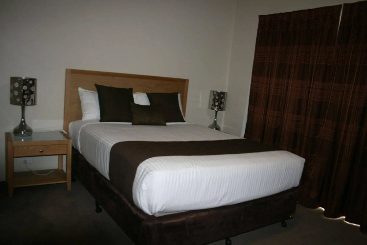 Noah's Mid City Motor Inn