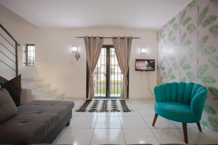 Lovely 2-bedroom duplex with pool