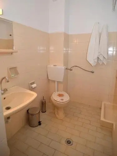 Polizotou Rooms