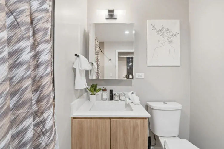 Chic 2BR Apartment in Edgewater Modern Comfort