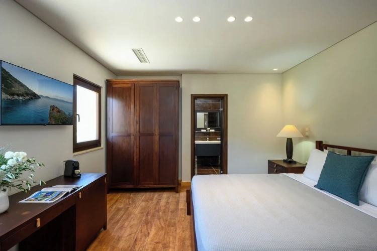 Deluxe room with balcony and with sea view