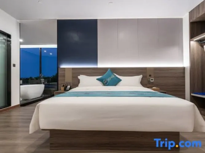 1 Bedroom Suite with courtyard view