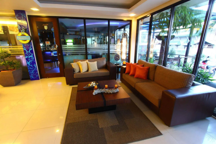 Home Crest Hotel