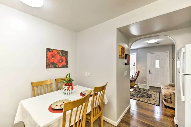 Charming Historic Condo - Walk to Downtown & UW