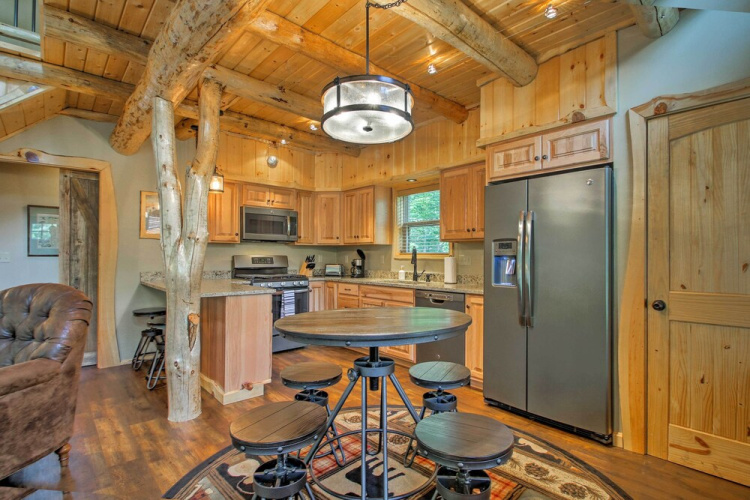 Timber Home: Walk to Slopes & N Conway Shops!